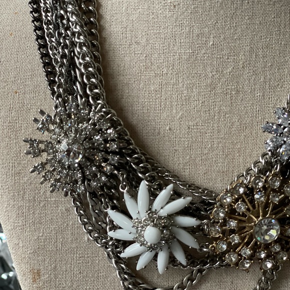Beautiful Iconic Metropolitan statement necklace - Picture 3 of 8
